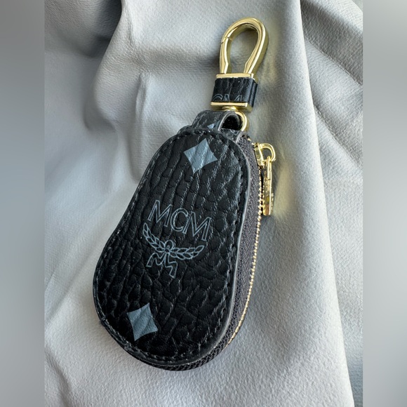 MCM Black Leather Key Pouch - Maxi Visetos – Gold Hardware – Cowhide Leather - Picture 6 of 10